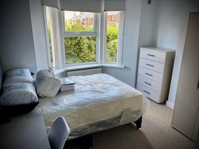 Low Deposit Two Ensuite Rooms to Let Main Photo