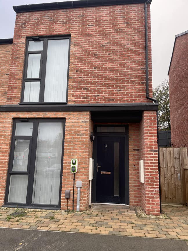 New build town house .in town centre  Main Photo