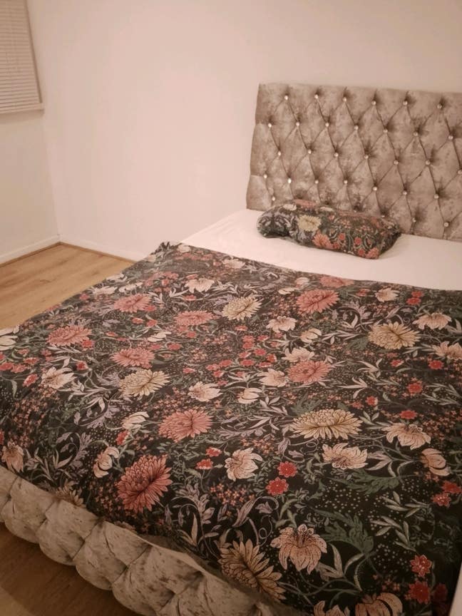 A double room is available for rent for single . Main Photo