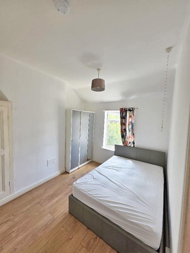 A Large Double Bedroom Fully Furnished-Shirebrook Main Photo
