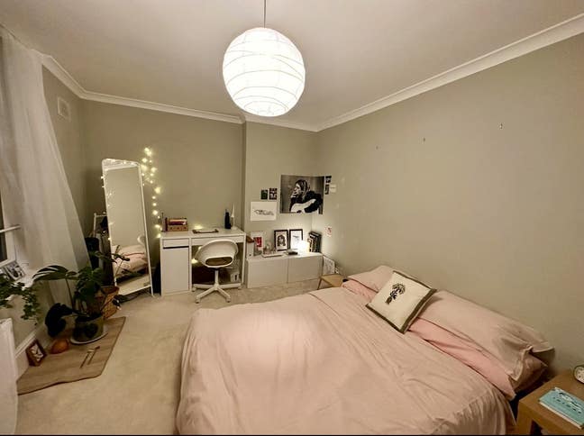 Spacious & Cozy Room in Peaceful Female Flat Main Photo