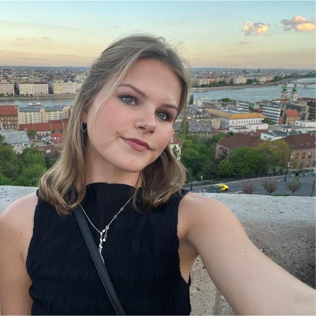 Looking to move in to an all girl house Main Photo