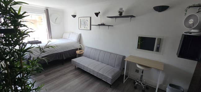 Large Double Room in Quiet neighborhood  Main Photo