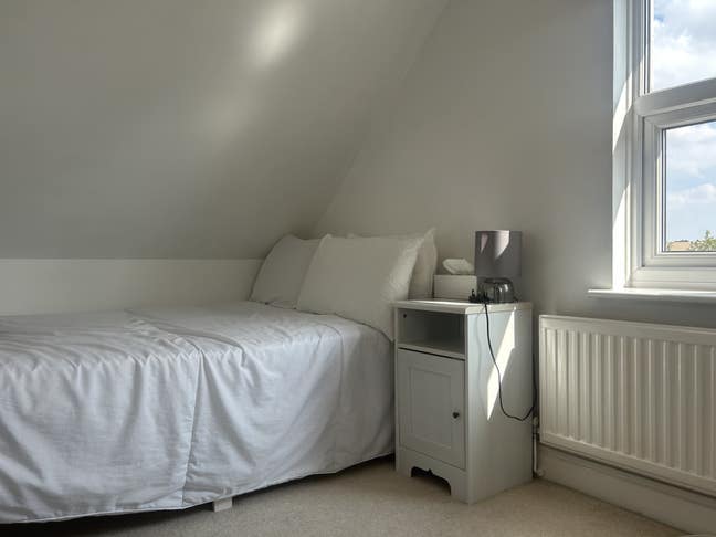 Double bedroom available to let in quiet close Main Photo