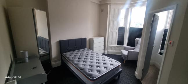 Premium En-Suite HMO • Parking • 1 mile to City Ce Main Photo