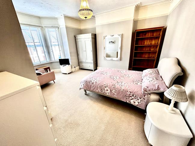 Large En-suite Double Room by the Sea Main Photo