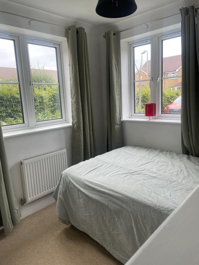Furnished double room 5 mins walk from the beach Main Photo