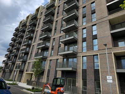 New Single Room by Tolworth Station Bills Included Main Photo