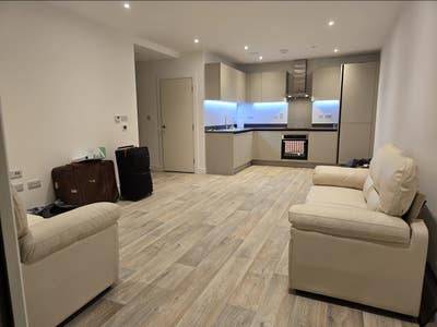 New Single Room by Tolworth Station Bills Included Main Photo