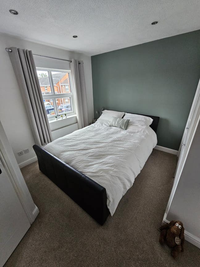 Whole house on the river! bedroom with en suite Main Photo