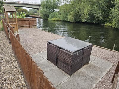 Double bedroom and whole house on the river!  Main Photo