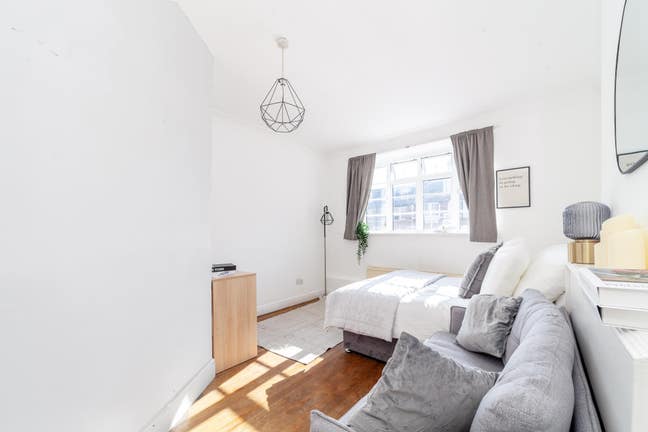 Female Flat Double Rm £950 Inc Bills, Wifi, Cleane Main Photo