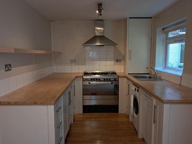 2 Bedroom flat near Chiswick High Rd Main Photo
