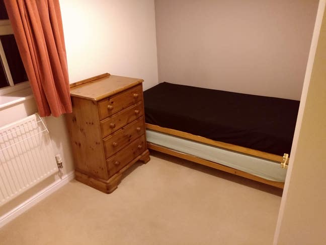 Single bedroom in 4 bed detached house Main Photo