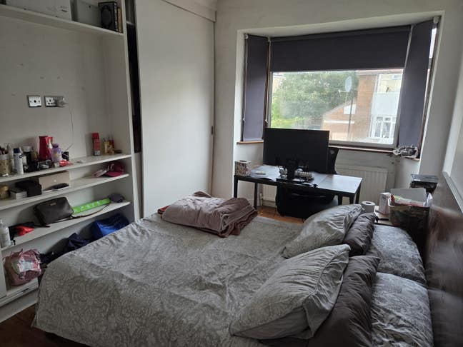 1 double room in W3 7UA (female preferred) Main Photo