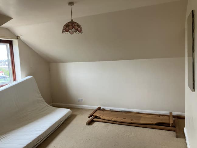 1 good-sized double room with a king-size bed. Main Photo