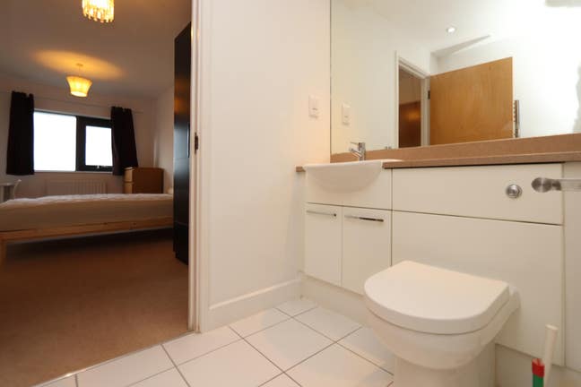 En-Suite-  Blackwall - 1 Min Wall from Dlr Main Photo
