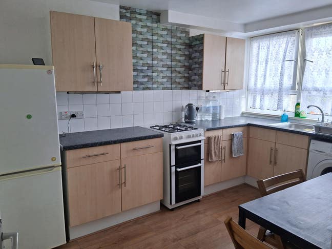 Large 2-Bedroom Ground Floor Flat NW9 Main Photo