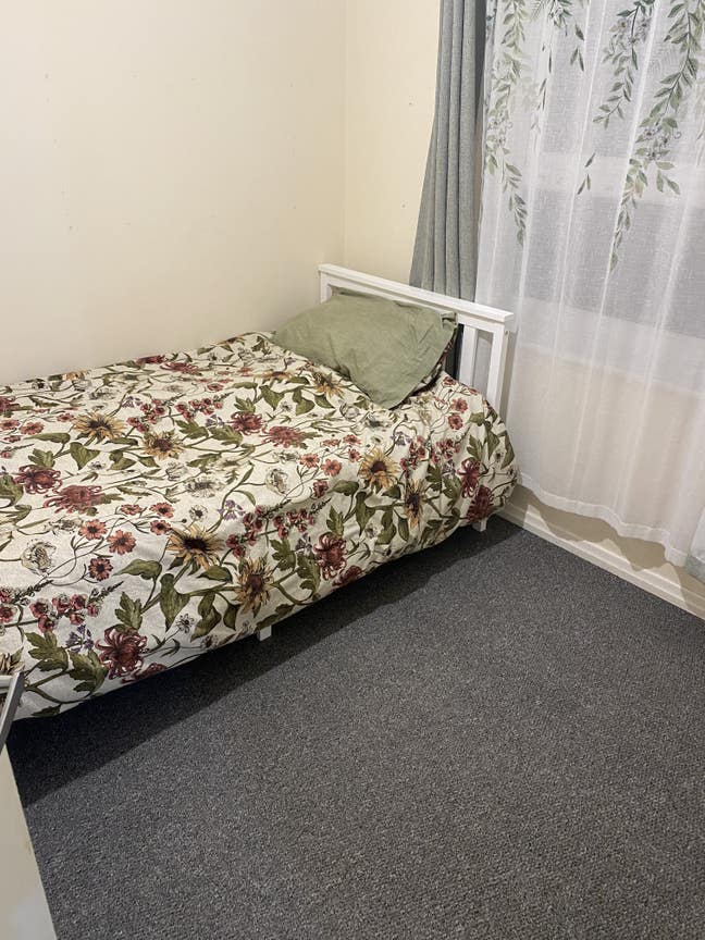 Beautiful Room Available in Hollinswood Main Photo