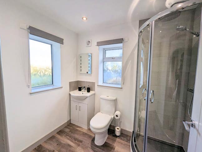 ** Large Luxury En Suite Near QE No Bills to Pay! Main Photo