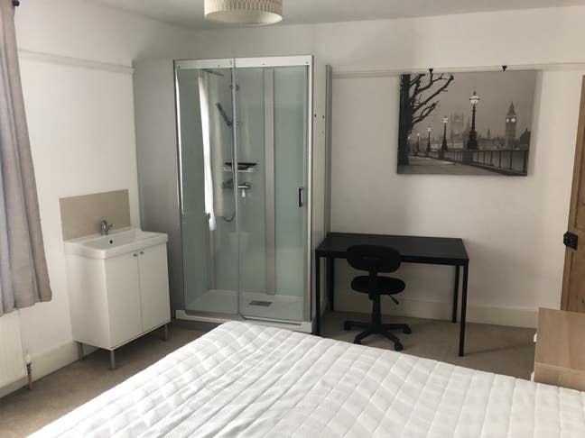 Double room with shower and sink unit. Main Photo