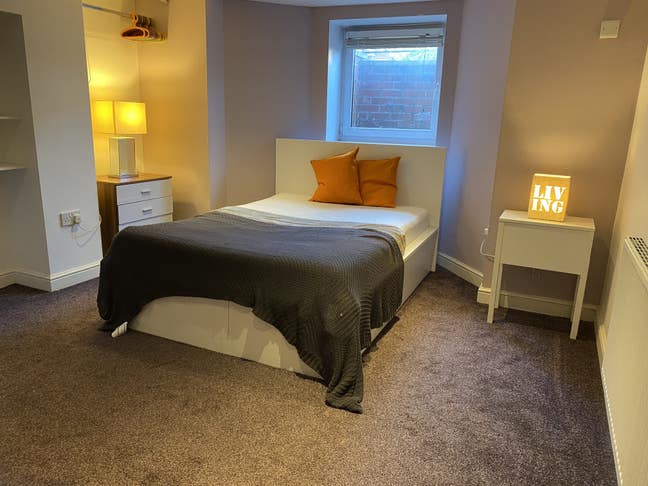 Large Double ensuite close to Heaton Park (1/8) Main Photo
