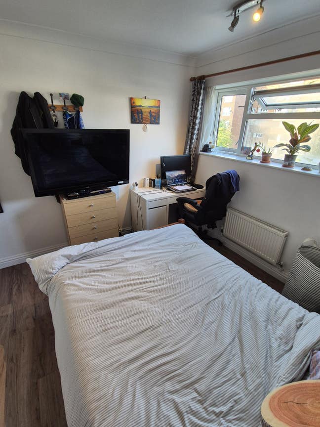 DoubleBedroom 5 mins walk from tube SW4 Main Photo