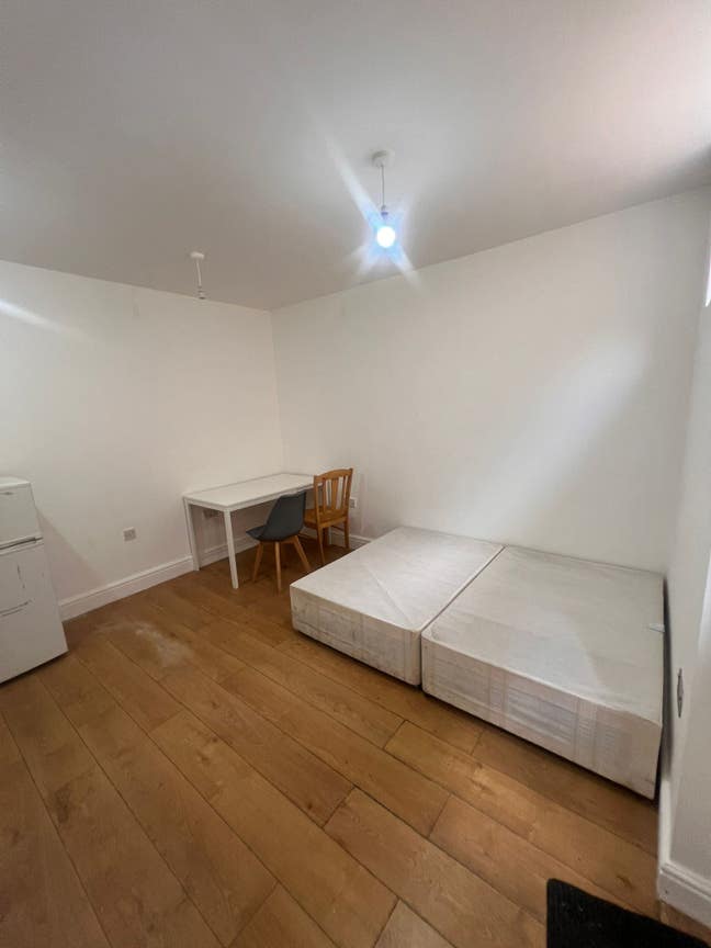 Studio Flat 5 Mins Walkl from New Malden Station £ Main Photo