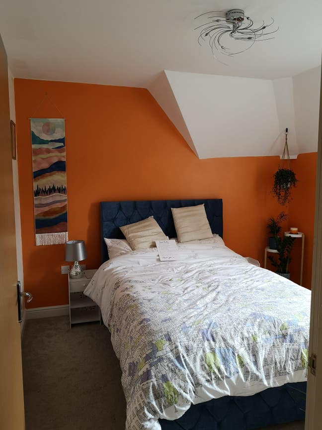 Lovely room with ensuite and shared living area Main Photo