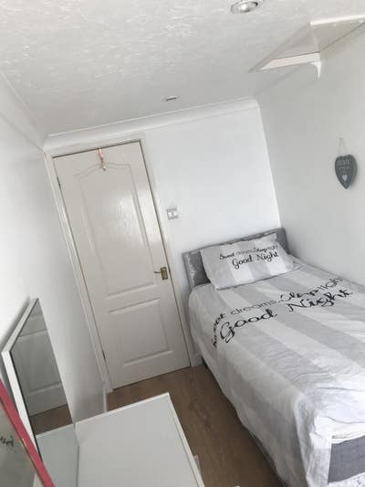 Single room in clean and quiet house Main Photo