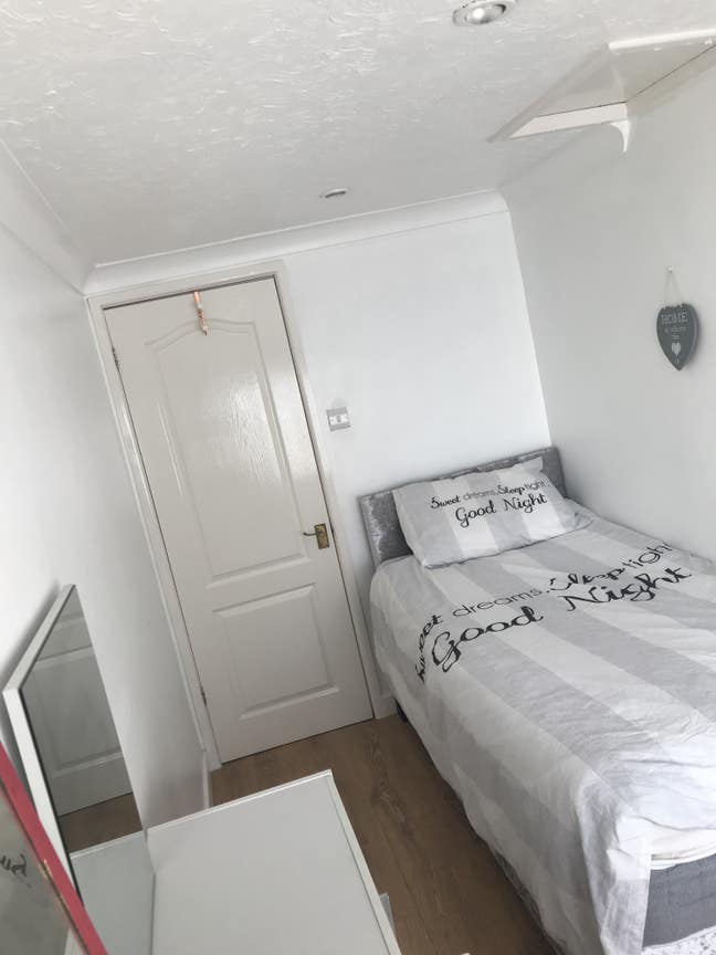 Single room in clean and quiet house Main Photo