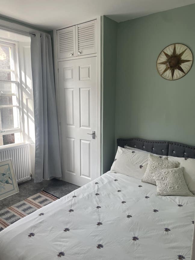 Cozy bedroom in the lovely town of Newburgh Main Photo