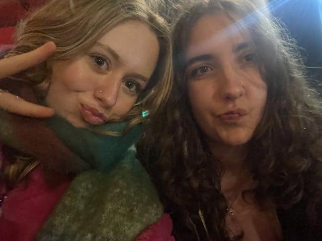 I am a female aged 18. I am looking for a sin... Main Photo