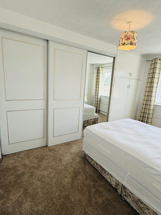 Spacious king size bed room for Rent – House Share Main Photo