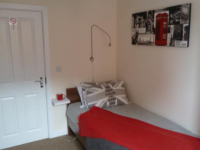 Dunton Fields - Beautiful Single Room Main Photo