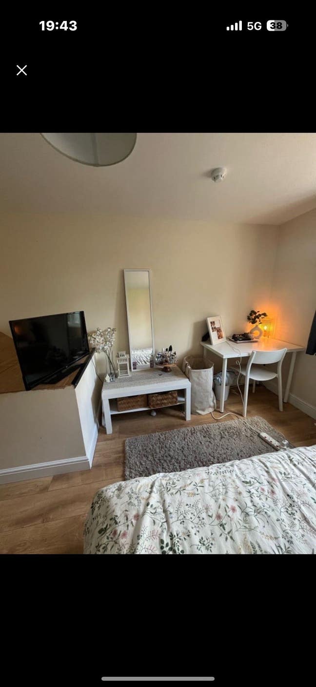 Bright double room ALL  bills included!!  Main Photo