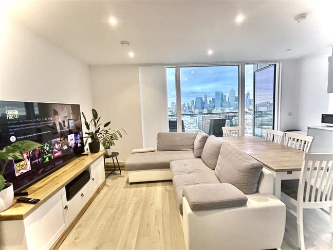 Luxe Master Bedroom • En-Suite • Stunning views  Main Photo