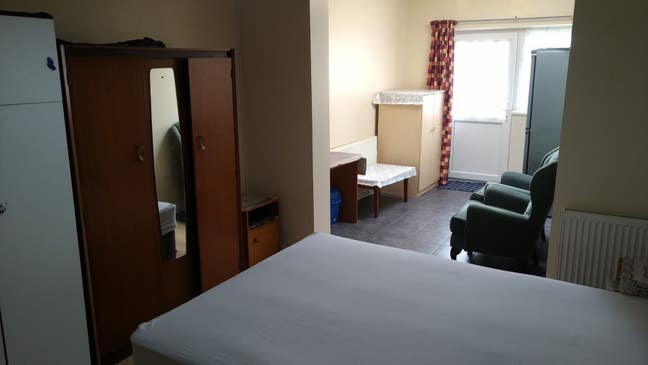 Extra Large Room To Let in Cranford Main Photo