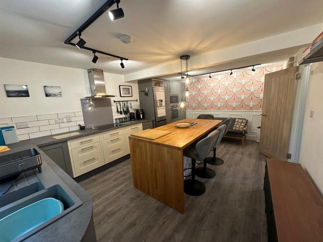 	Flatmate Wanted: Tidy, Easy-Going & Loves Cats Main Photo