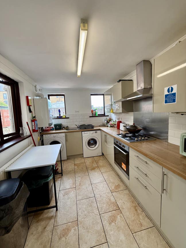 Lovely double room in a 4-bedroom student house  Main Photo