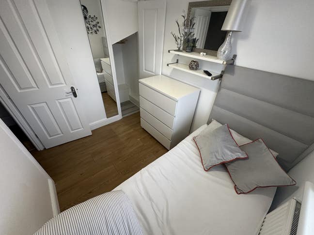 Room to let in a quiet and clean house Main Photo