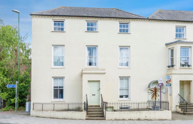Double bedroom available in great location Main Photo