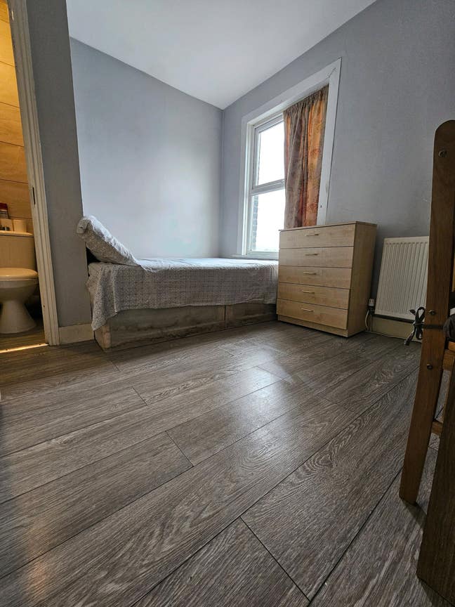 Cozy Single Room Close to Silver Street Overground Main Photo