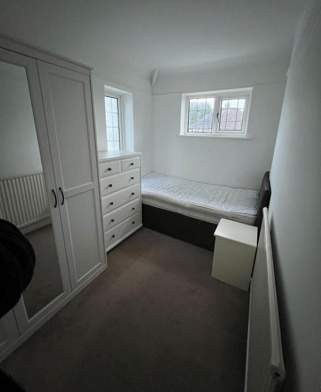 Good sized single room with 3-door wardrobe Main Photo