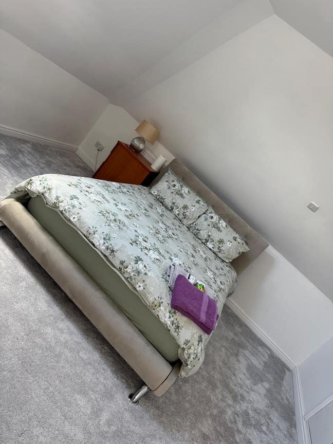 Ensuite Room in Family Home + part time job Main Photo