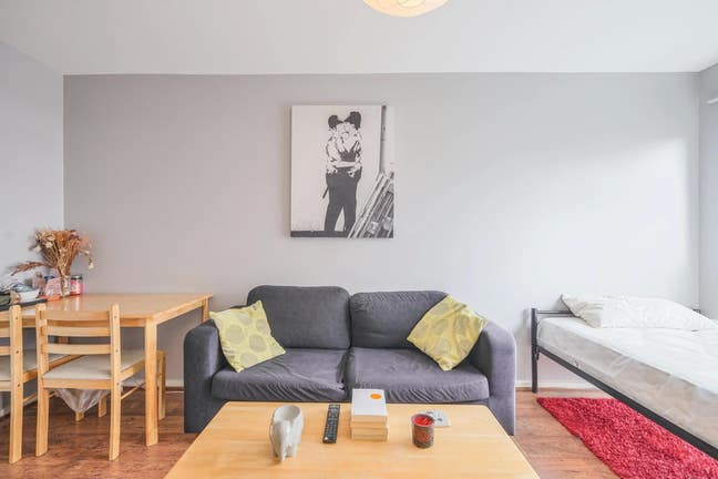 ✨ 3 Rooms Available in a 4-Bedroom Flat – Hackney  Main Photo