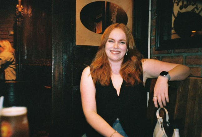 Looking for a double room for a woman Main Photo