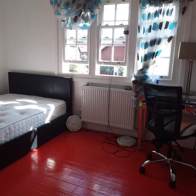 1st floor room facing road Main Photo