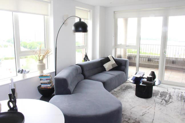 Stylish Apartment With Stunning Views Near LCY Main Photo