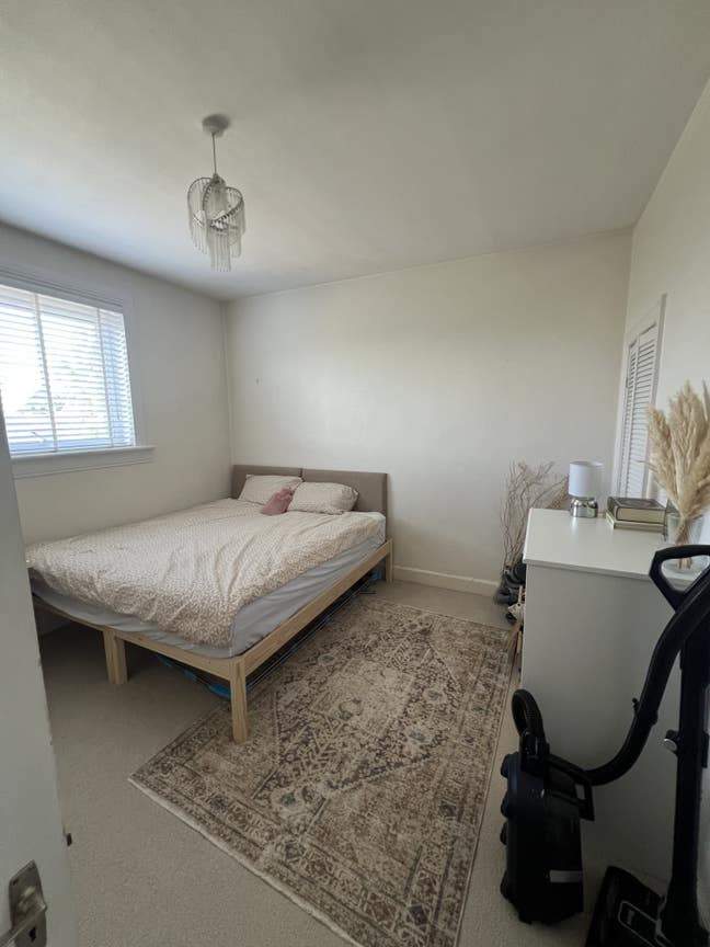 Double room available with great transport links Main Photo